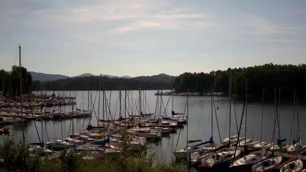 Widok na zacumowane żaglówki nad Jeziorem Solińskim