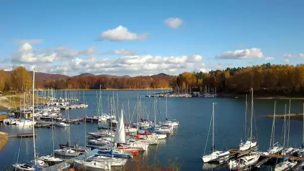 Widok na zacumowane żaglówki nad Jeziorem Solińskim