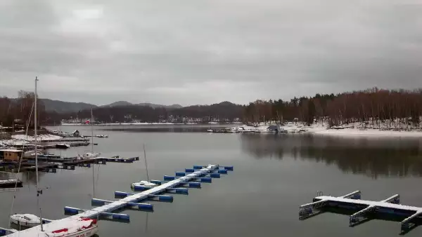 Widok na zacumowane żaglówki nad Jeziorem Solińskim