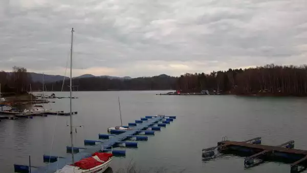 Widok na zacumowane żaglówki nad Jeziorem Solińskim