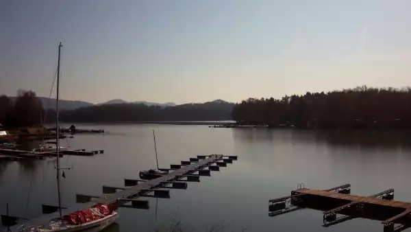 Widok na zacumowane żaglówki nad Jeziorem Solińskim