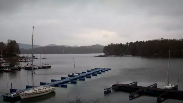 Widok na zacumowane żaglówki nad Jeziorem Solińskim