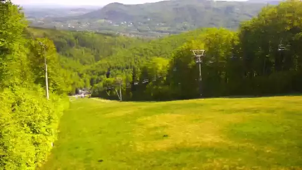 Ujęcie na trasy ze stoku w Poniwcu Małej Czantorii.