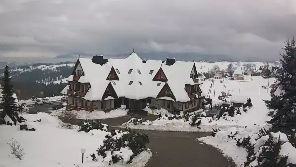 Widok na Hotel Redyk w Ząbie koło Zakopanego