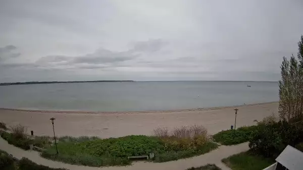 Widok na Promenadę i Plażę w REWIE. Sporty wodne Zatoka Pucka