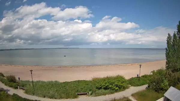 Widok na Promenadę i Plażę w REWIE. Sporty wodne Zatoka Pucka