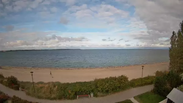 Widok na Promenadę i Plażę w REWIE. Sporty wodne Zatoka Pucka