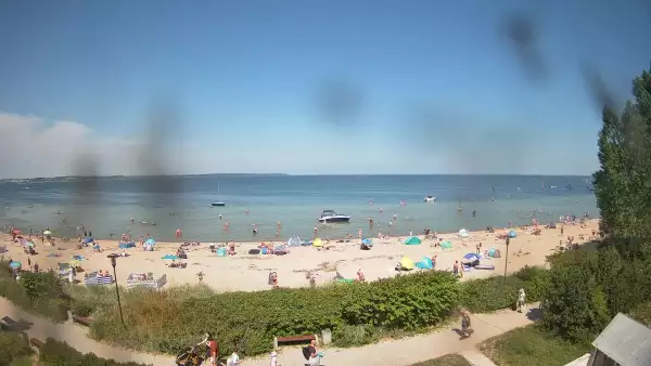 Widok na Promenadę i Plażę w REWIE. Sporty wodne Zatoka Pucka