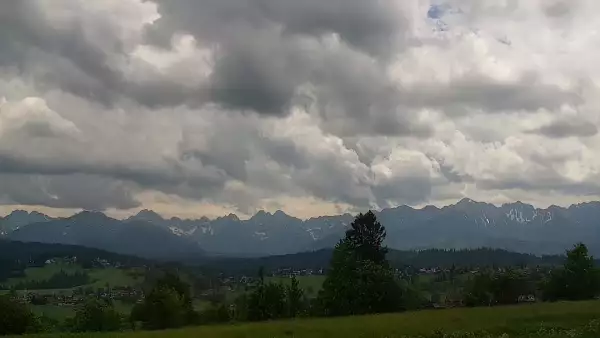 Obraz z kamery na żywo na stację narciarską Rusin-ski oraz panoramę Tatr.