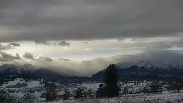 Obraz z kamery na żywo na stację narciarską Rusin-ski oraz panoramę Tatr.