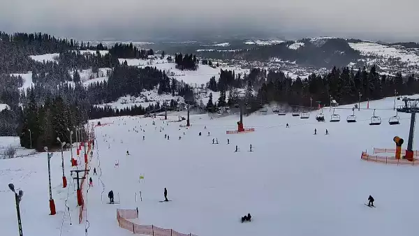 Obraz z kamery na żywo na stację narciarską Rusin-ski oraz panoramę Tatr.
