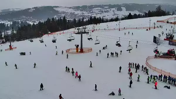 Obraz z kamery na żywo na stację narciarską Rusin-ski oraz panoramę Tatr.