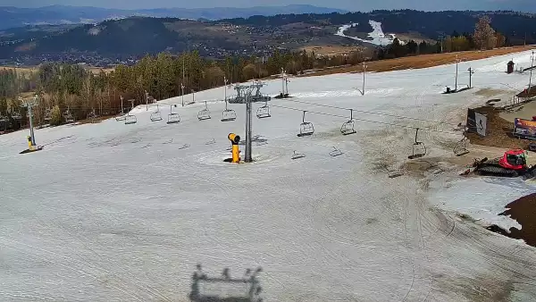 Obraz z kamery na żywo na stację narciarską Rusin-ski oraz panoramę Tatr.