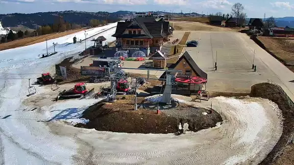 Obraz z kamery na żywo na stację narciarską Rusin-ski oraz panoramę Tatr.
