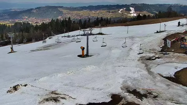 Obraz z kamery na żywo na stację narciarską Rusin-ski oraz panoramę Tatr.