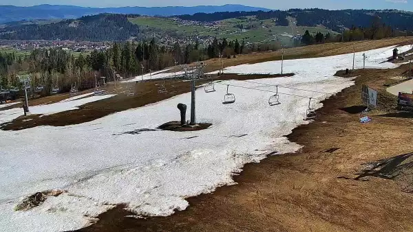 Obraz z kamery na żywo na stację narciarską Rusin-ski oraz panoramę Tatr.