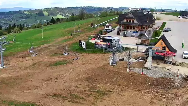Obraz z kamery na żywo na stację narciarską Rusin-ski oraz panoramę Tatr.