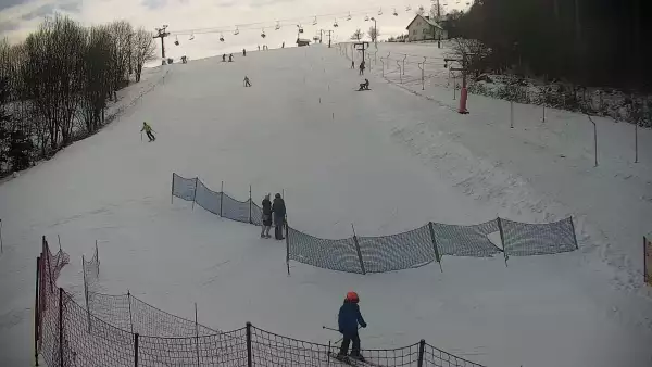 Widok na dolną stację w ośrodku Ryterski Raj