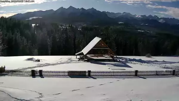 Kamera prezentuje ujęcie na Tatry.