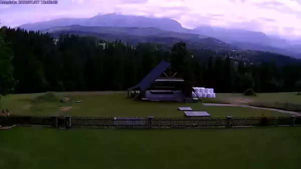 Kamera prezentuje ujęcie na Tatry.