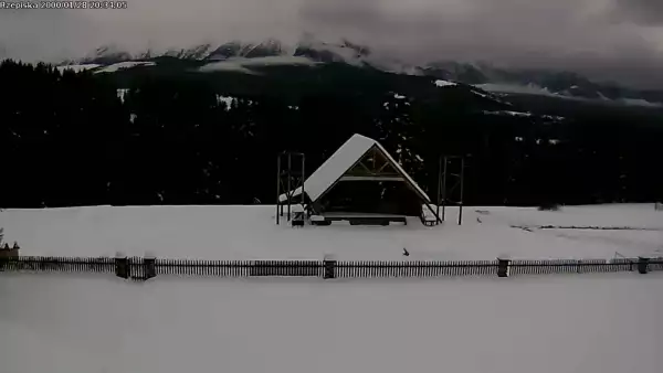 Kamera prezentuje ujęcie na Tatry.