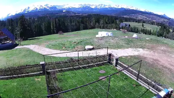 Kamera prezentuje ujęcie na Tatry.