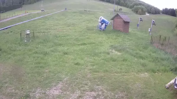 Widok z dolnej stacji wyciągu Siepraw-Ski stok.