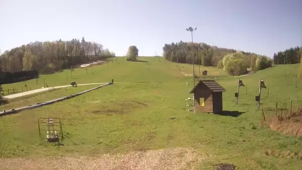 Widok z dolnej stacji wyciągu Siepraw-Ski stok.