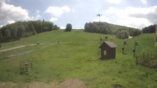 Widok z dolnej stacji wyciągu Siepraw-Ski stok.