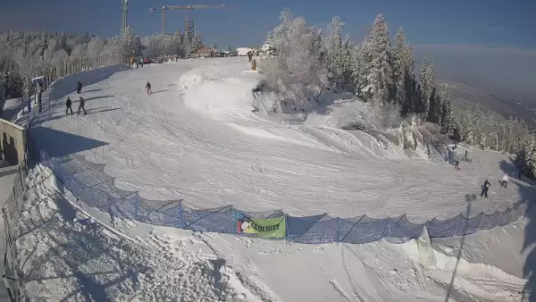 Zdjęcie z kamery na górną stację w ośrodku narciarskim Skolnity ski w Wiśle.