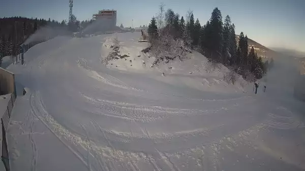 Zdjęcie z kamery na górną stację w ośrodku narciarskim Skolnity ski w Wiśle.