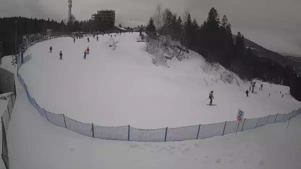 Zdjęcie z kamery na górną stację w ośrodku narciarskim Skolnity ski w Wiśle.