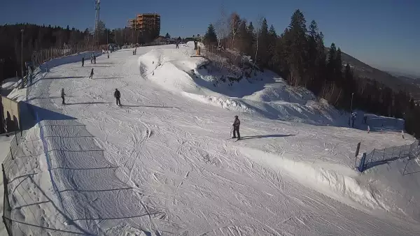 Zdjęcie z kamery na górną stację w ośrodku narciarskim Skolnity ski w Wiśle.