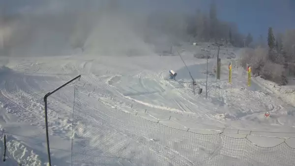 Widok na trasy zjazdowe w stacji narciarskiej Skolnity w Wiśle
