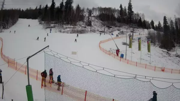 Widok na trasy zjazdowe w stacji narciarskiej Skolnity w Wiśle