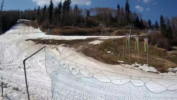 Widok na trasy zjazdowe w stacji narciarskiej Skolnity w Wiśle