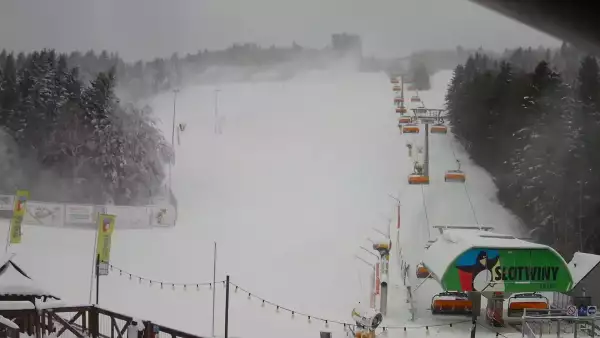 Widok na wieżę widokową znajdującą się na szczycie góry w Krynicy Zdroju