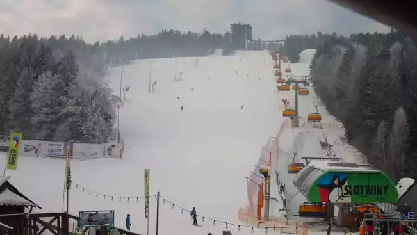 Widok na wieżę widokową znajdującą się na szczycie góry w Krynicy Zdroju