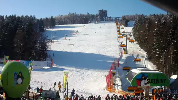 Widok na wieżę widokową znajdującą się na szczycie góry w Krynicy Zdroju