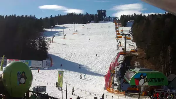 Widok na wieżę widokową znajdującą się na szczycie góry w Krynicy Zdroju