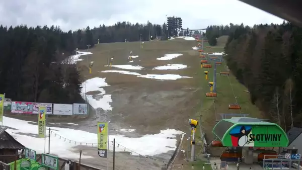 Widok na wieżę widokową znajdującą się na szczycie góry w Krynicy Zdroju