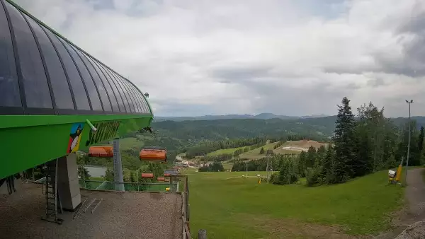 Widok na stok narciarski i kolej z górnej stacji kompleksu Słotwiny Arena w Krynicy