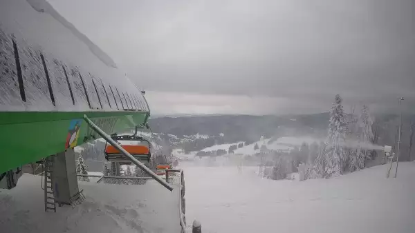 Widok na stok narciarski i kolej z górnej stacji kompleksu Słotwiny Arena w Krynicy