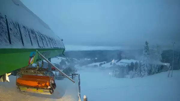 Widok na stok narciarski i kolej z górnej stacji kompleksu Słotwiny Arena w Krynicy