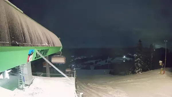 Widok na stok narciarski i kolej z górnej stacji kompleksu Słotwiny Arena w Krynicy