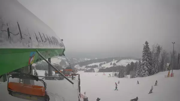Widok na stok narciarski i kolej z górnej stacji kompleksu Słotwiny Arena w Krynicy