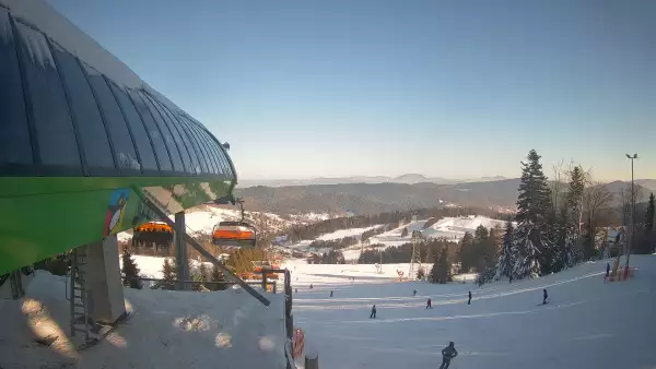 Widok na stok narciarski i kolej z górnej stacji kompleksu Słotwiny Arena w Krynicy