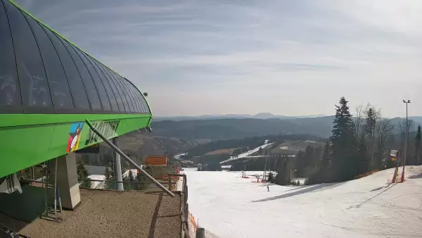 Widok na stok narciarski i kolej z górnej stacji kompleksu Słotwiny Arena w Krynicy