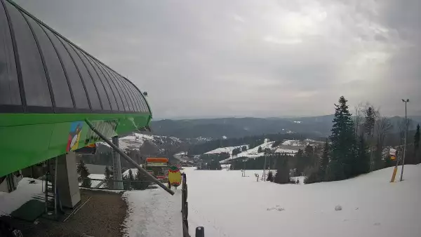 Widok na stok narciarski i kolej z górnej stacji kompleksu Słotwiny Arena w Krynicy