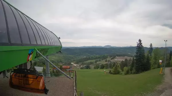 Widok na stok narciarski i kolej z górnej stacji kompleksu Słotwiny Arena w Krynicy
